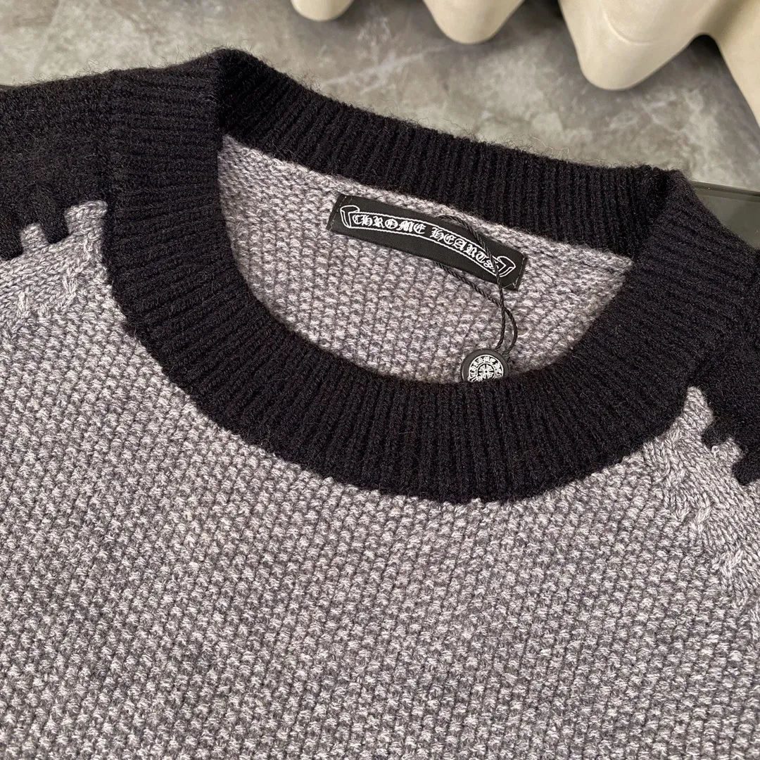 P260 ChromeHearts popular Chrome Hearts CH Sanskrit horseshoe cross embroidery pullover round neck raglan sleeve sweater. Contrast color splicing raglan round neck knitted sweater, unique knitting texture, soft and skin-friendly, classic pattern embroidery on the front and back. Retro chic. The contrasting color raglan sleeve design and the thick stitching craftsmanship at the joints make it look great when worn alone or layered! The fit is loose and slimming! Fashionable patchwork colored sweater, colorfully intertwined, with clear layers, warm and slimming. Whether worn alone or layered, you can easily control various styles and show your personal charm. The raglan sleeves are shoulder-width in contrasting colors and have ultra-detailed embroidery on the front and back, giving it a casual street feel. It looks great when worn alone! The sleeves are designed with contrasting colors and seams, and the round neck style reveals the neck and flatters the face shape! Wool blend knitted fabric, soft, comfortable and warm to the touch. Contrasting color design➕Loose fit, not flattering on your body shape and slimming, not to mention how easy it is to wear! Basic, versatile and fashionable classic! Black and white are versatile! Black and gray high-end! Couples get involved!  Color: black and white/black gray Size: S~M~L